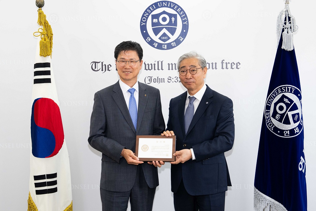 18일 연세대학교 총장실에서 NH농협은행 강태영 은행장(왼쪽)과 연세대학교 윤동섭 총장(오른쪽)이 발전기금 전달식에 참석해 기념촬영을 하고 있다.